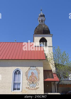 Vista laterale della chiesa cattolica di San Giuseppe in una giornata di sole a Leavenworth, Washington Foto Stock