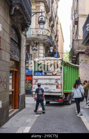 Camion dei rifiuti in un vicolo stretto della Ciutat Vella a Barcellona, Spagna, Europa Foto Stock