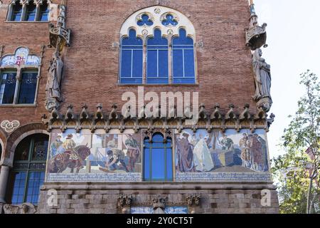 Dettaglio con mosaici su una facciata dell'ospedale Santa Creu i Sant Pau a Barcellona, Spagna, Europa Foto Stock