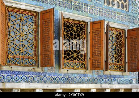 Finestre e piastrelle decorate nell'antico e famoso Palazzo Topkapi a Istanbul, Turchia, Asia Foto Stock