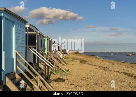 Cabine sulla spiaggia, sulla riva del fiume Tamigi, visto a Southend-on-Sea, Essex, Inghilterra, Regno Unito Foto Stock