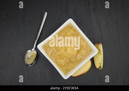 Porzione di salsa di mele fatta in casa (messa a fuoco selettiva, foto ravvicinata) su sfondo vintage Foto Stock