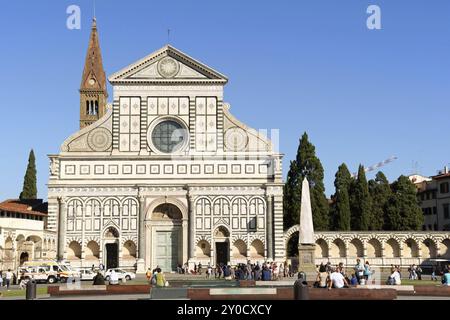 Firenze, Italia, 2 ottobre 2011: Chiesa di Santa Maria Novella e l'obelisco che si erge di fronte alla facciata principale. Ci sono molti turisti sulla coira Foto Stock