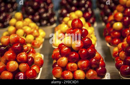 Frutti di bosco e Frutta in un mercato pubblico a Vancouver Canada Foto Stock