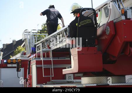Vigili del fuoco durante un'esercitazione di salvataggio Foto Stock