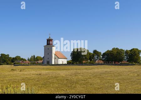 Vista sui campi verso Gardby e la chiesa di Gardby sull'isola di Oland, Svezia, a fine estate. Vista sui campi verso Gardby e Gardby chur Foto Stock