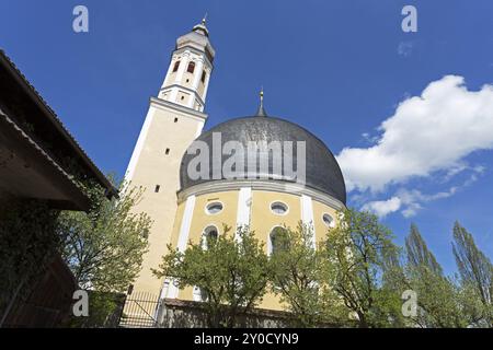 Piccola chiesa con torre a cipolla in Baviera, Germania, Europa Foto Stock