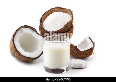 Prodotti di cocco.latte di cocco in un bicchiere con gusci di noce di cocco e scaglie di cocco isolato su bianco fuoco selettivo Foto Stock