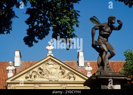 Statua di Borea, una delle divinità del vento, nel Palazzo dei quattro venti, (Palazzo Tepper-Ducert), XVIII secolo, in via Długa a Varsavia, Polonia Foto Stock