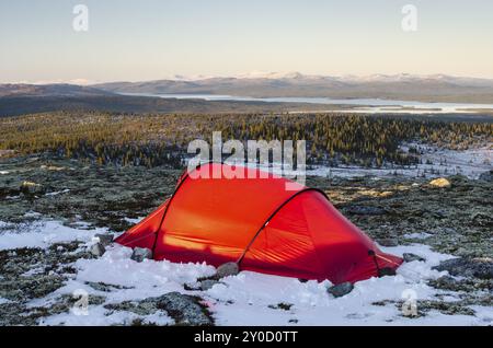 Tenda a Engerdalsfjellet con vista sul lago Femunden, Hedmark Fylke, Norvegia, ottobre 2011, Europa Foto Stock