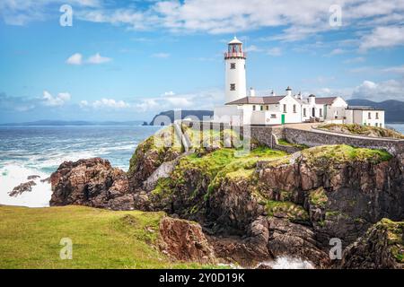 Vista del faro di Fanad Head a Donegal, Irlanda, in una giornata di sole. Foto Stock