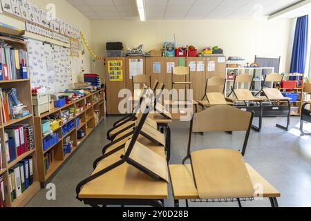 Classe di quarta elementare, dopo la scuola, l'edificio è più vecchio ma in buone condizioni, con materiali didattici moderni Foto Stock