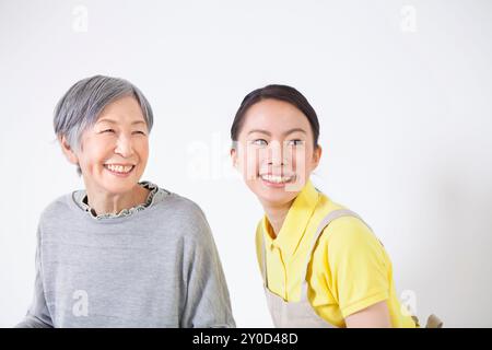 Una signora anziana con la sua badante Foto Stock