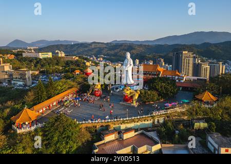 Il grande tempio del Buddha e il parco di Chung Cheng si trovano sulla cima della collina a keelung, taiwan Foto Stock