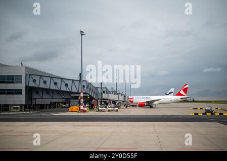 Aerei all'aeroporto Vaclav Havel di Praga, ex aeroporto internazionale Ruzyne di Praga, capitale della Repubblica Ceca, il 19 agosto 2024 Foto Stock