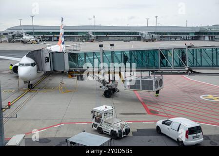 Aerei all'aeroporto Vaclav Havel di Praga, ex aeroporto internazionale Ruzyne di Praga, capitale della Repubblica Ceca, il 19 agosto 2024 Foto Stock