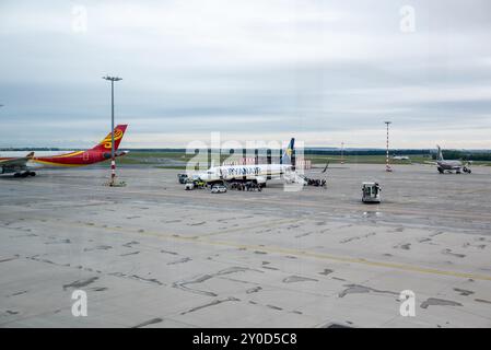 Aerei all'aeroporto Vaclav Havel di Praga, ex aeroporto internazionale Ruzyne di Praga, capitale della Repubblica Ceca, il 19 agosto 2024 Foto Stock