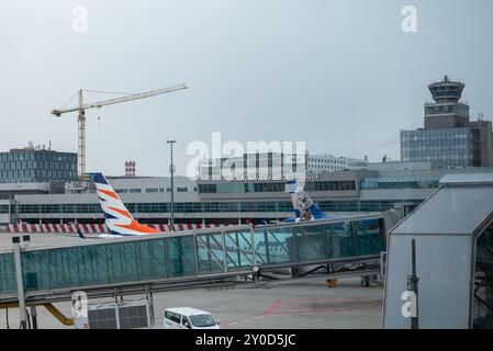 Aerei all'aeroporto Vaclav Havel di Praga, ex aeroporto internazionale Ruzyne di Praga, capitale della Repubblica Ceca, il 19 agosto 2024 Foto Stock