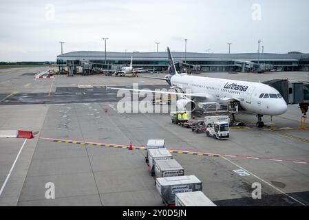 Aerei all'aeroporto Vaclav Havel di Praga, ex aeroporto internazionale Ruzyne di Praga, capitale della Repubblica Ceca, il 19 agosto 2024 Foto Stock