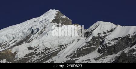 Chulu West, vista da Yak Kharka, Annapurna Conservation area, Nepal. Ghiacciaio Foto Stock