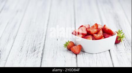 Fatta fresca fragole tagliate su un sfondo vintage come dettagliato di close-up shot Foto Stock