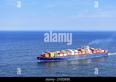 Nave da carico che trasporta diversi container nelle acque del mare di rio de Janeiro, Brasile, Sud America Foto Stock