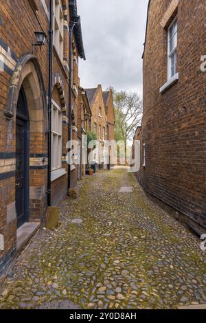 Shrewsbury, Shropshire, Inghilterra, Regno Unito, 04 maggio, 2018: veduta su una stradina con case nel centro della città Foto Stock