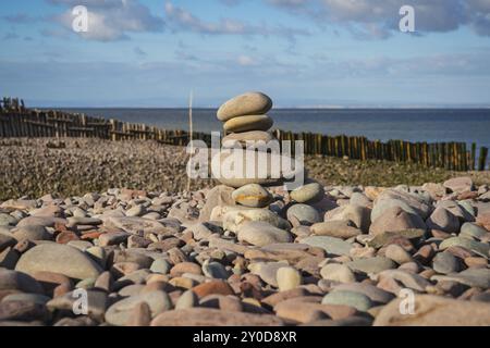 Una pila di pietra sulla spiaggia di Porlock Weir, Somerset, Inghilterra, Regno Unito Foto Stock