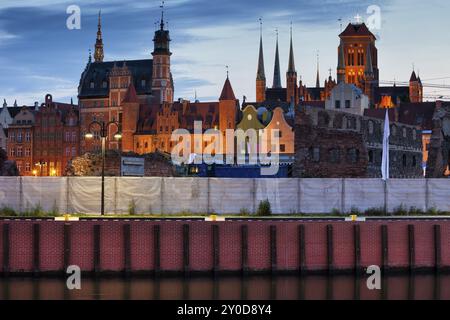 Città di Gdansk Città Vecchia skyline al tramonto in Polonia, argine del fiume Motlawa Foto Stock