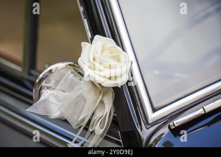 Rosa bianca sullo specchio di un'auto d'epoca Foto Stock