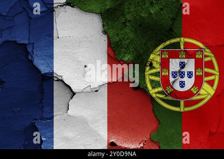 Bandiere di Francia e Portogallo dipinte su un muro incrinato Foto Stock
