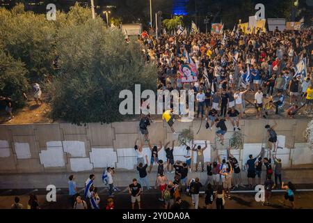 Tel Aviv, Israele. 1 settembre 2024. I manifestanti hanno visto infrangere le barriere della polizia, raggiungere l'autostrada Ayalon e bloccare l'autostrada durante la manifestazione. Migliaia di persone si sono riunite a Tel Aviv e in altre località in Israele per proteste di massa, chiedendo un immediato accordo con gli ostaggi prima che Hamas uccida altri ostaggi. Le notizie sui corpi di 6 ostaggi salvati da Gaza hanno portato molti israeliani nelle strade, protestando contro l'abbandono degli ostaggi. Credito: SOPA Images Limited/Alamy Live News Foto Stock