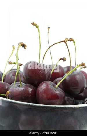 Le ciliege fresche in una ciotola di vetro Foto Stock