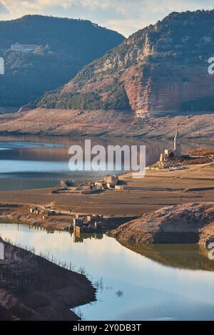 Serbatoio SAU. Cambiamento climatico e desertificazione. Secchezza in Catalogna. Spagna Foto Stock