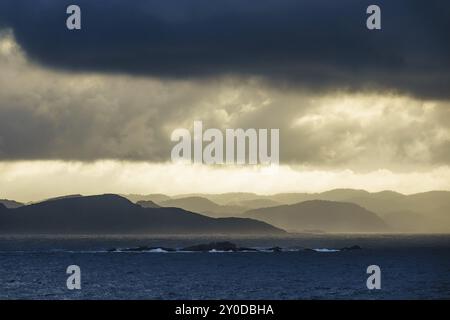 Nuvole sul Lyngdalsfjord in Norvegia Foto Stock