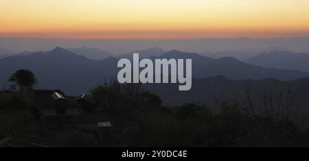 Catene montuose vicino a Pokhara. Vista del tramonto da Baglungpani, Nepal, Asia Foto Stock