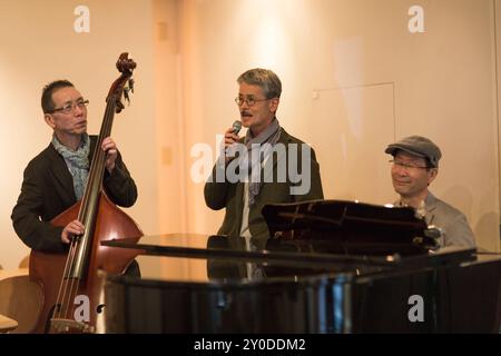 Un uomo anziano che suona uno strumento Foto Stock