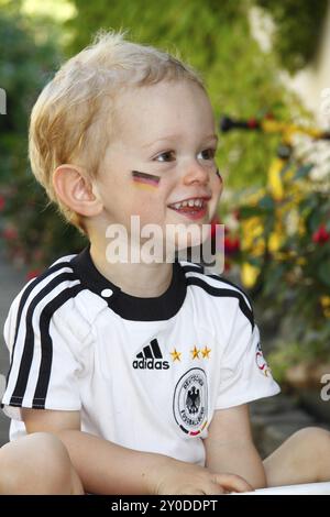 Piccolo tifoso di calcio nella maglia della nazionale Foto Stock