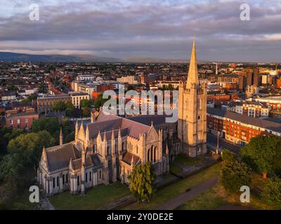 La luce dell'ora d'oro si riflette sulla cattedrale di San Patrizio all'alba Foto Stock