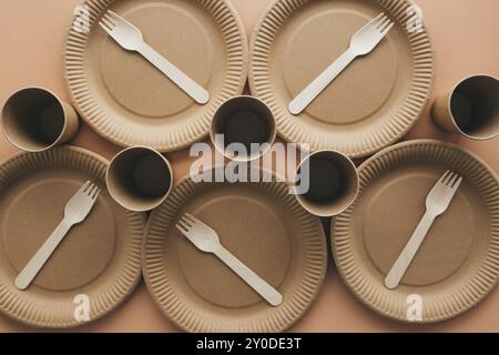 Vari imballaggi ecologici in carta kraft, forchetta, tazza e piastra, contenitori per alimenti da asporto. Zero rifiuti e concetto di riciclaggio. Foto Stock