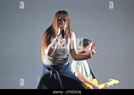 Il cantante danese MØ si esibisce il 10 agosto 2024 allo Sziget Festival Foto Stock