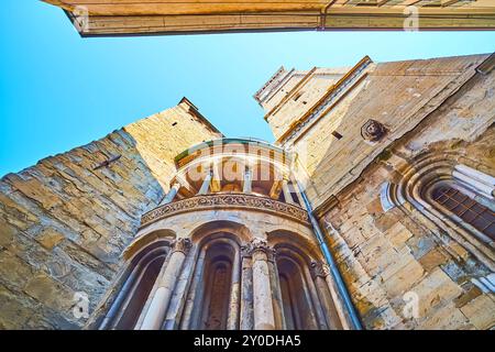 I dettagli architettonici dell'esterno della Basilica di Santa Maria maggiore, le colonne murali, il portico e le incisioni dell'abside e l'alto campanile con Foto Stock