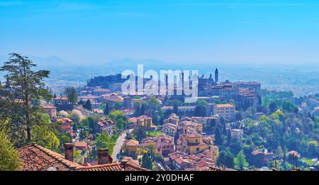 Paesaggio panoramico con la città alta medievale di Bergamo in cima alla collina dal colle San Vigilio, Lombardia, Italia Foto Stock
