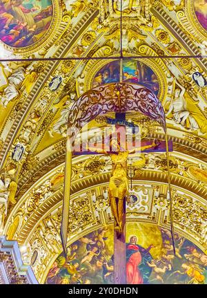 BERGAMO, ITALIA - 7 APRILE 2022: Basilica di Santa Maria maggiore con Crocifisso scolpito, volta riccamente decorata e cupola, Bergamo alta, Italia Foto Stock