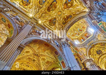 BERGAMO, ITALIA - 7 APRILE 2022: Le pareti scolpite e la volta della basilica di Santa Maria maggiore con colonne murali, affreschi e ornamenti medievali, Be Foto Stock