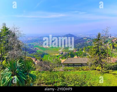 I rigogliosi giardini verdi sul pendio del Colle San Vigilio contro il paesaggio panoramico con il Monte Gussa, situato adiacente a Bergamo, Italia Foto Stock