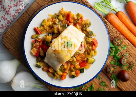 Merluzzo con verdure al forno ricetta tradizionale spagnola. Cibo con vista dall'alto. Foto Stock