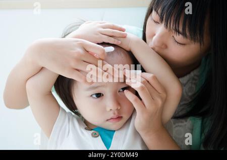 Un bambino che indossa una benda Foto Stock