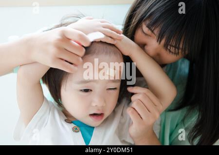 Un bambino che indossa una benda Foto Stock