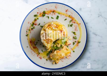 Causa Peruana. Il causa Lima è un antipasto tradizionale della cucina peruviana a base di patate, avocado, pollo o tonno. Foto Stock